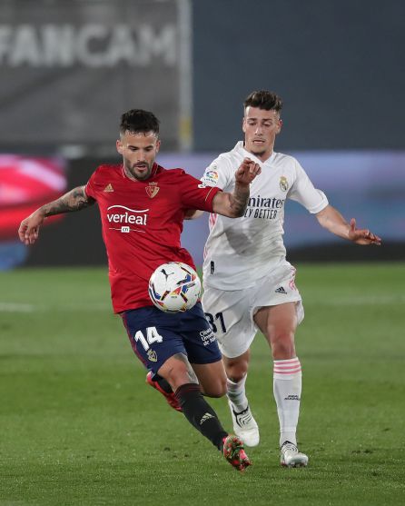Antonio Blanco, del Real Madrid disputando el balón contra Rubén García, de Osasuna. Antonio Blanco, del Real Madrid disputando el balón contra Rubén García, de Osasuna.