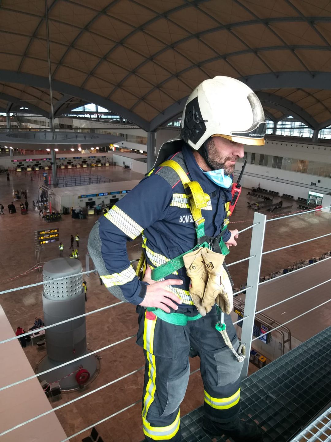 Un bombero del aeropuerto Alicante-Elche en los trabajos de extinción del fuego que se declaró en una de las naves. Foto de archivo. Un bombero del aeropuerto Alicante-Elche en los trabajos de extinción del fuego que se declaró en una de las naves. Foto de archivo.