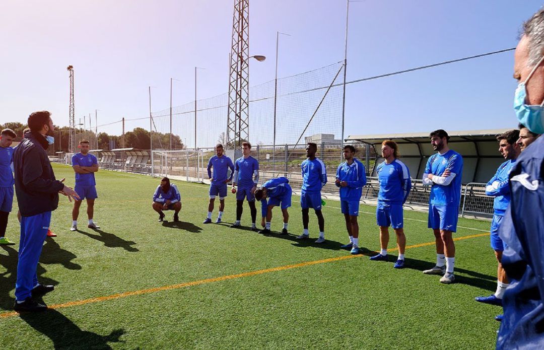 Álex Izquierdo se dirige a sus jugadores en una sesión de trabajo. Álex Izquierdo se dirige a sus jugadores en una sesión de trabajo.