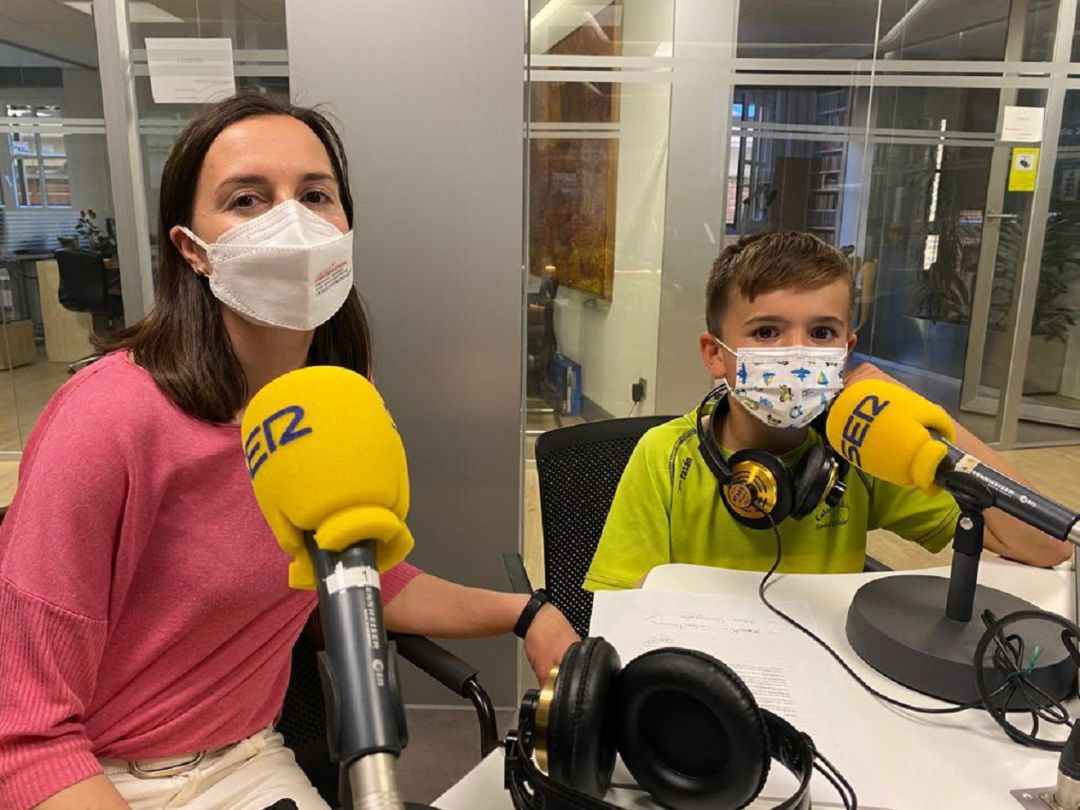 Iker junto a su madre Noelia, contando su historia en la SER Iker junto a su madre Noelia, contando su historia en la SER