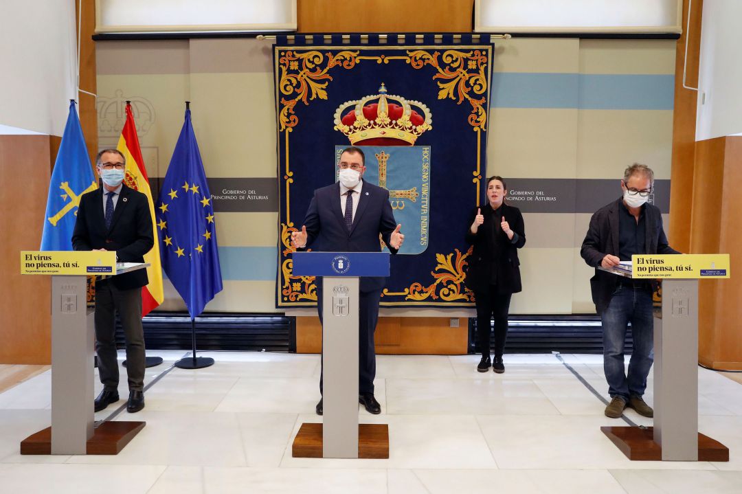 El Presidente del Principado, Adrián Barbón, acompañado del Consejero de Salud, Pablo Fernández, (Izda.) y del Director General de Salud Pública, Rafael Cofiño, (Dcha.) comunica las modificaciones en las normas frente a la Covid-19 El Presidente del Principado, Adrián Barbón, acompañado del Consejero de Salud, Pablo Fernández, (Izda.) y del Director General de Salud Pública, Rafael Cofiño, (Dcha.) comunica las modificaciones en las normas frente a la Covid-19