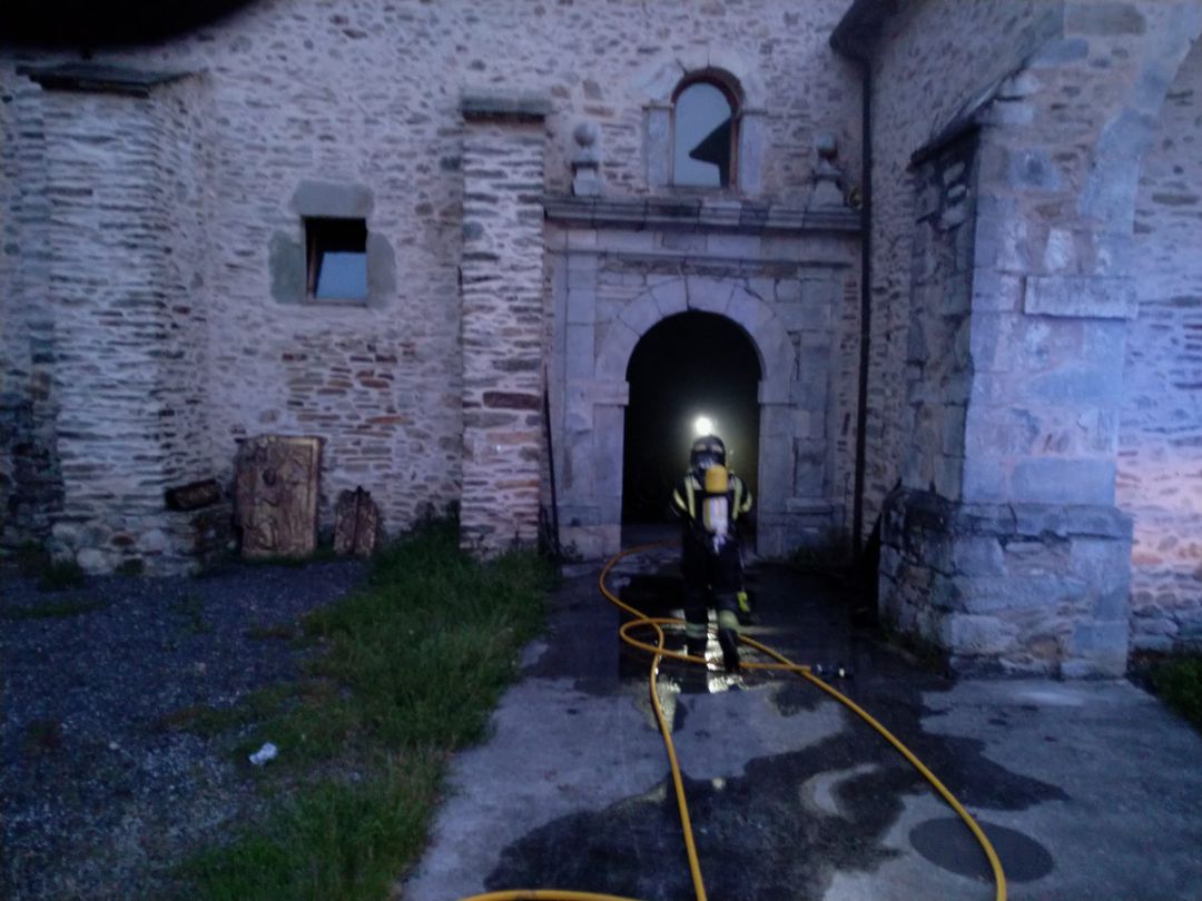 Un equipo de bomberos de Ponferrada ha participado en la extinción del incendio Un equipo de bomberos de Ponferrada ha participado en la extinción del incendio