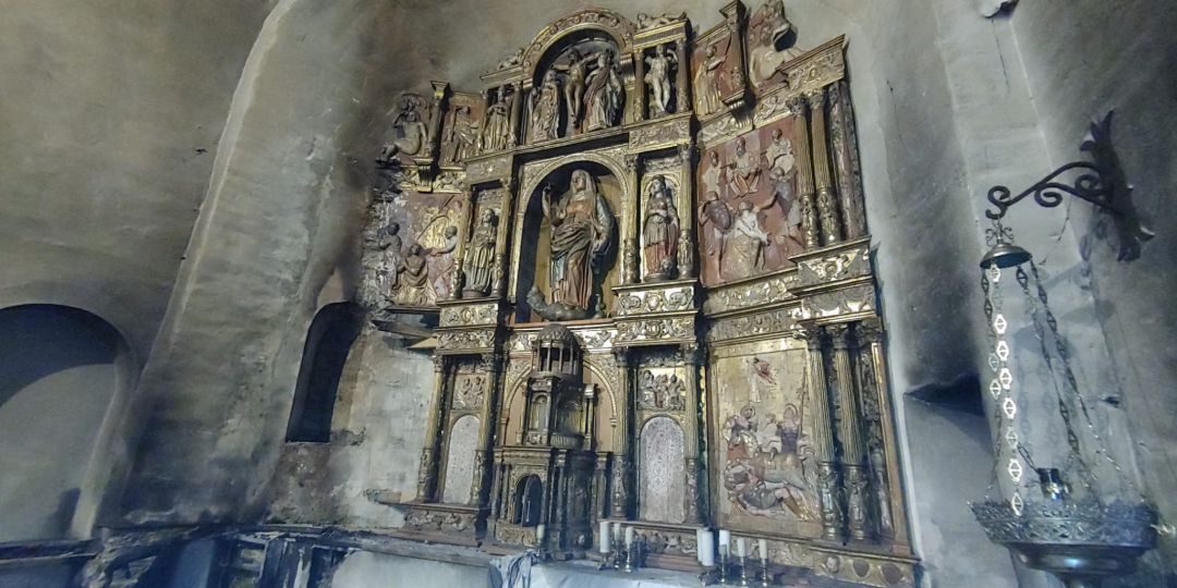 La zona del incendio en el interior de la iglesia románica de Santa Marina La zona del incendio en el interior de la iglesia románica de Santa Marina
