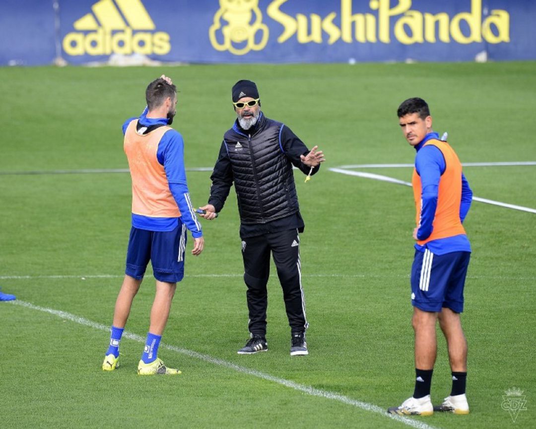 Jose Mari, Cervera y Garrido durante un entrenamiento del Cádiz CF. Jose Mari, Cervera y Garrido durante un entrenamiento del Cádiz CF.