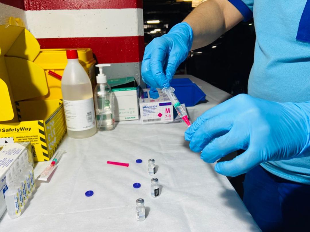 Preparación de una dosis de vacuna en el Centro de Salud Castilla del Pino Preparación de una dosis de vacuna en el Centro de Salud Castilla del Pino