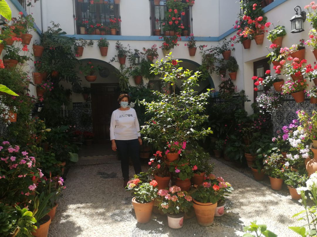 Ana, en el patio Pedro Fernández, 6. Ana, en el patio Pedro Fernández, 6.