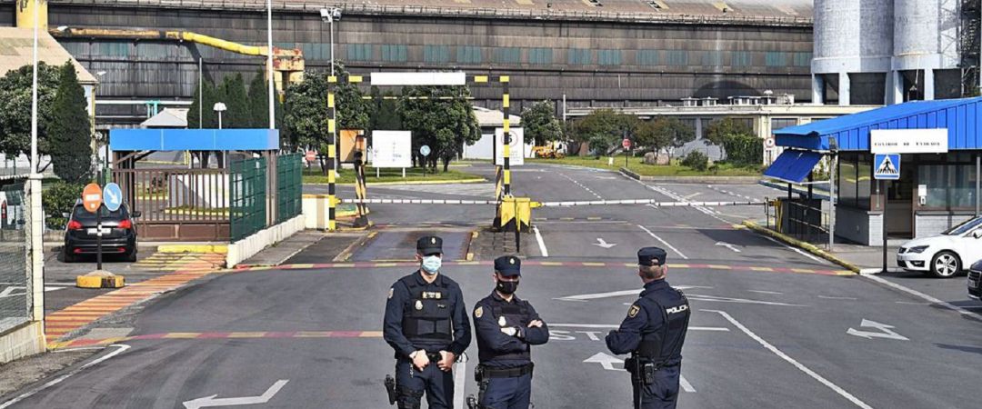 Policías frente a la planta de Alu Ibérica en A Coruña Policías frente a la planta de Alu Ibérica en A Coruña