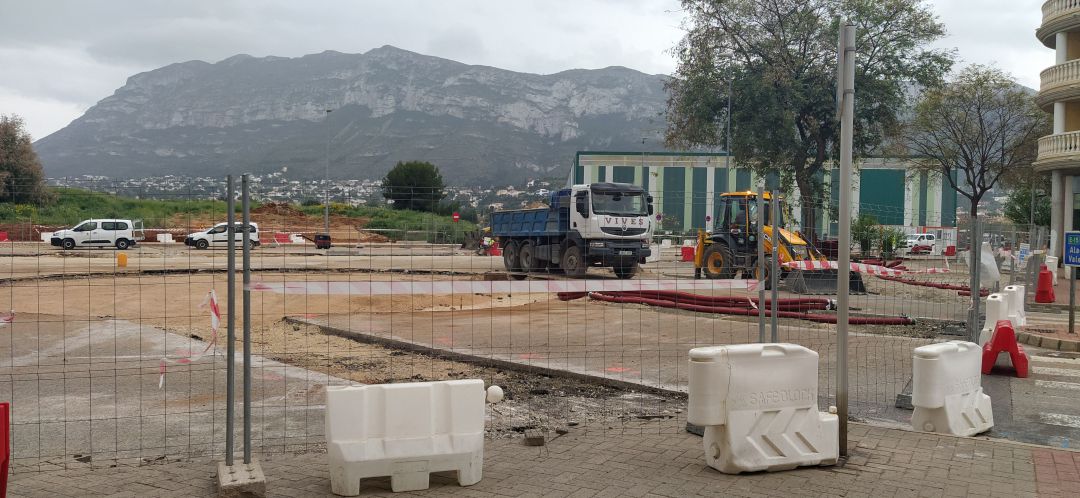 Obras de la rotonda entre las avenidas Joan Fuster y Joan Chabás, enmarcadas en la modernización de la línea 9 del TRAM. Obras de la rotonda entre las avenidas Joan Fuster y Joan Chabás, enmarcadas en la modernización de la línea 9 del TRAM.