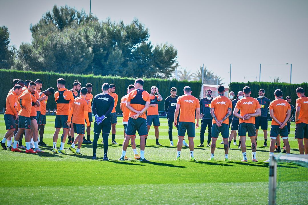 Los jugadores del Elche antes de un entrenamiento en el Díez Iborra Los jugadores del Elche antes de un entrenamiento en el Díez Iborra