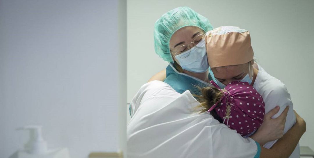 Enfermeras abrazándose en los momentos más duros de la pandemia Enfermeras abrazándose en los momentos más duros de la pandemia