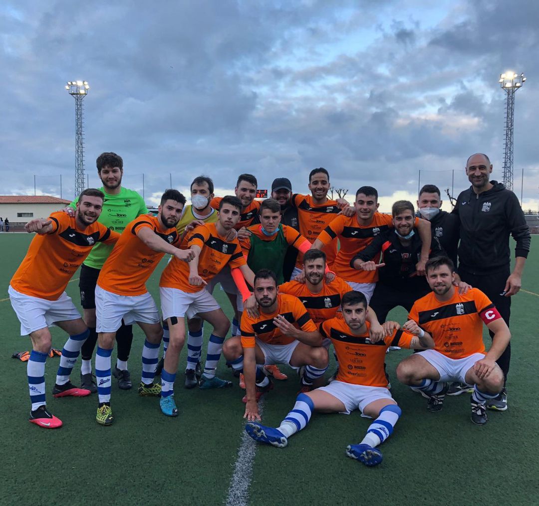 Los jugadores y técnico del Benifairó celebran haber conseguido el objetivo Los jugadores y técnico del Benifairó celebran haber conseguido el objetivo