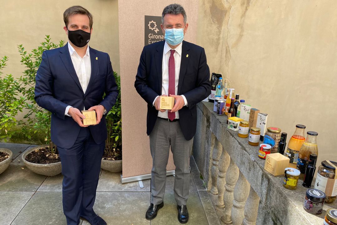El diputat de Promoció i Desenvolupament Econòmic i Local, Jordi Camps, i el president de la Diputació, Miquel Noguer, amb alguns dels productes El diputat de Promoció i Desenvolupament Econòmic i Local, Jordi Camps, i el president de la Diputació, Miquel Noguer, amb alguns dels productes