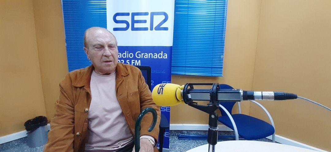 Curro Albaicín, en los estudios de Radio Granada Curro Albaicín, en los estudios de Radio Granada