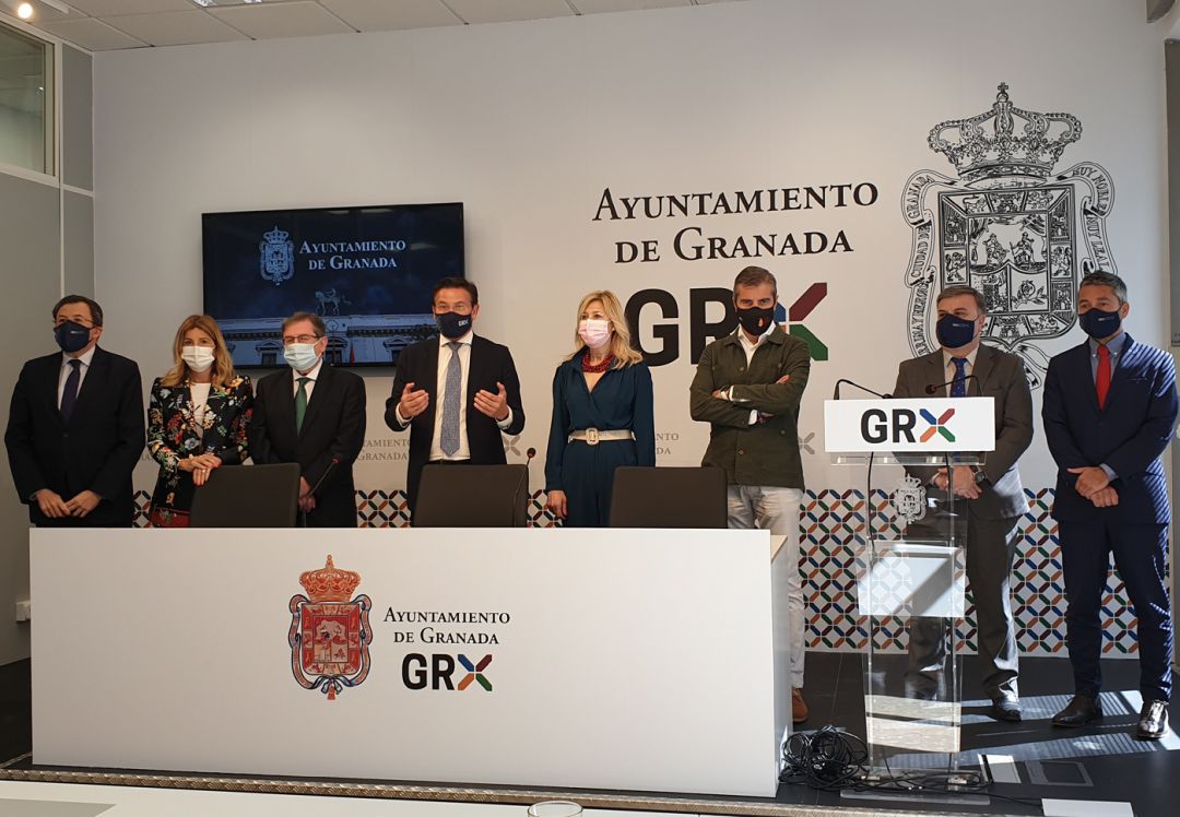 El alcalde de Granada, Luis Salvador (cuarto por la izquierda), junto a concejales de su gobierno local, en la inauguración de la nueva sala de prensa del Ayuntamiento El alcalde de Granada, Luis Salvador (cuarto por la izquierda), junto a concejales de su gobierno local, en la inauguración de la nueva sala de prensa del Ayuntamiento