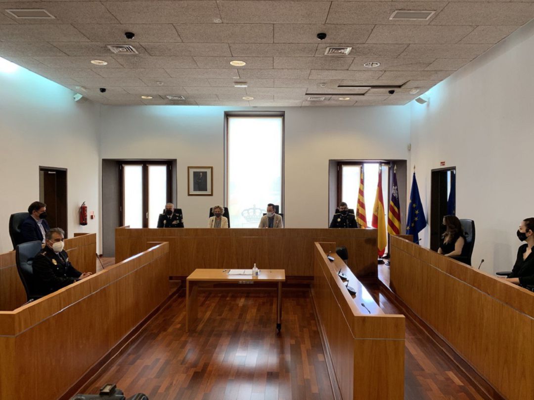 Un momento durante la firma del convenio Un momento durante la firma del convenio