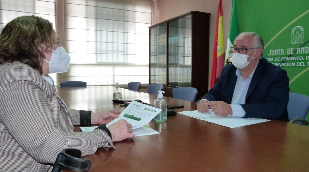 La presidenta de Fejidif, Pilar Martínez, durante la reunión con el delegado de Fomento, Jesús Estrella. La presidenta de Fejidif, Pilar Martínez, durante la reunión con el delegado de Fomento, Jesús Estrella.