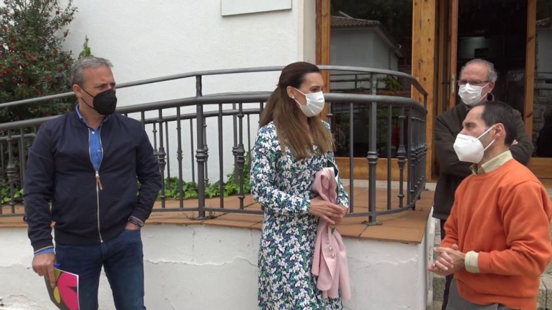 La delegada de Desarrollo Sostenible, María José Lara, acompañada del alcalde de Cazorla, Antonio José Rodríguez (a su izquierda) y de responsables del centro. La delegada de Desarrollo Sostenible, María José Lara, acompañada del alcalde de Cazorla, Antonio José Rodríguez (a su izquierda) y de responsables del centro.