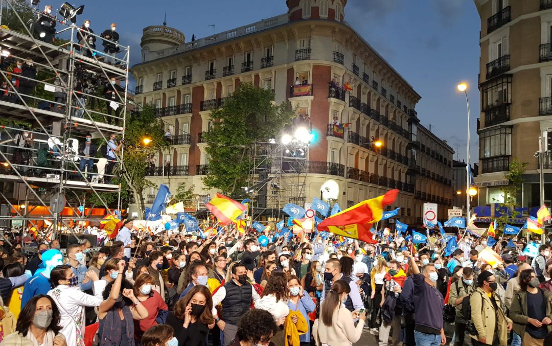 La celebración en la calle Génova a la altura de la sede del PP La celebración en la calle Génova a la altura de la sede del PP