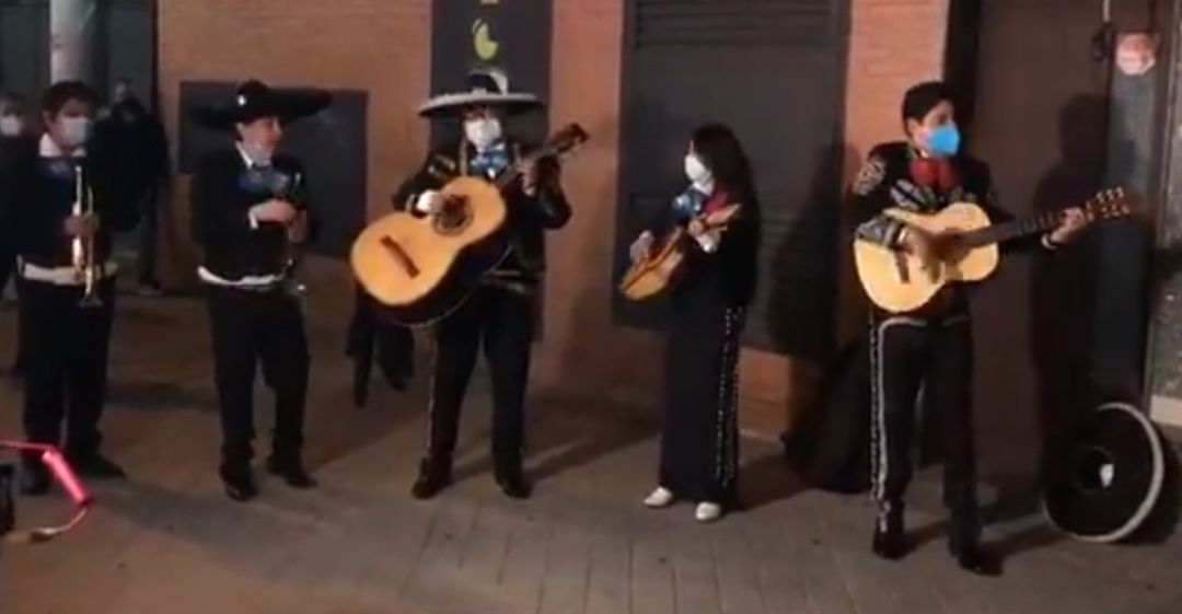 Los mariachis en la sede de Unidas Podemos Los mariachis en la sede de Unidas Podemos