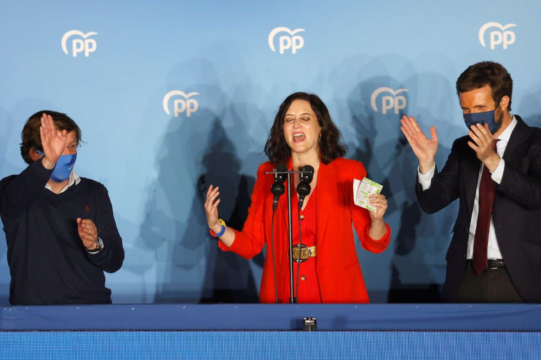 La presidenta de la Comunidad de Madrid y candidata por el Partido Popular a la reelección, Isabel Díaz Ayuso, acompañada por el presidente del partido Pablo Casado y el alcalde de Madrid José Luis Martínez-Almeida La presidenta de la Comunidad de Madrid y candidata por el Partido Popular a la reelección, Isabel Díaz Ayuso, acompañada por el presidente del partido Pablo Casado y el alcalde de Madrid José Luis Martínez-Almeida