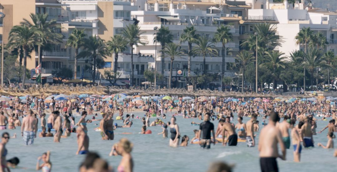 Playa de Palma antes de la pandemia durante un verano. Playa de Palma antes de la pandemia durante un verano.