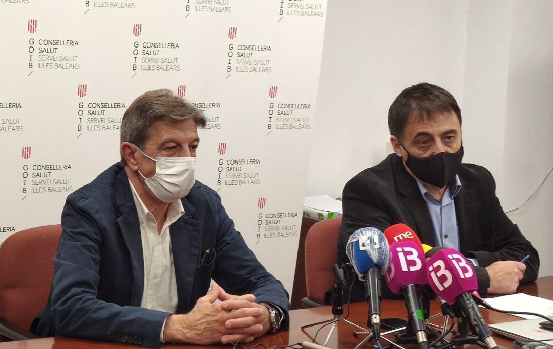 El presidente del Cofib, Antoni Real, y el director de Gestión y Presupuestos del Servicio de Salud, Manuel Palomino Chacón.
CAIB
El presidente del Cofib, Antoni Real, y el director de Gestión y Presupuestos del Servicio de Salud, Manuel Palomino Chacón.
CAIB