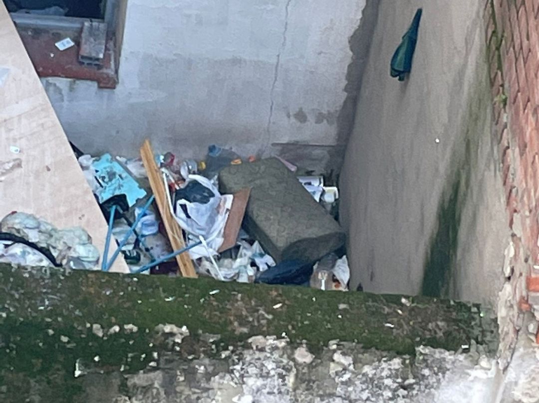 Aspecto que presenta el patio interior de la calle Gerardo Moraleja lleno de basura y suciedad Aspecto que presenta el patio interior de la calle Gerardo Moraleja lleno de basura y suciedad