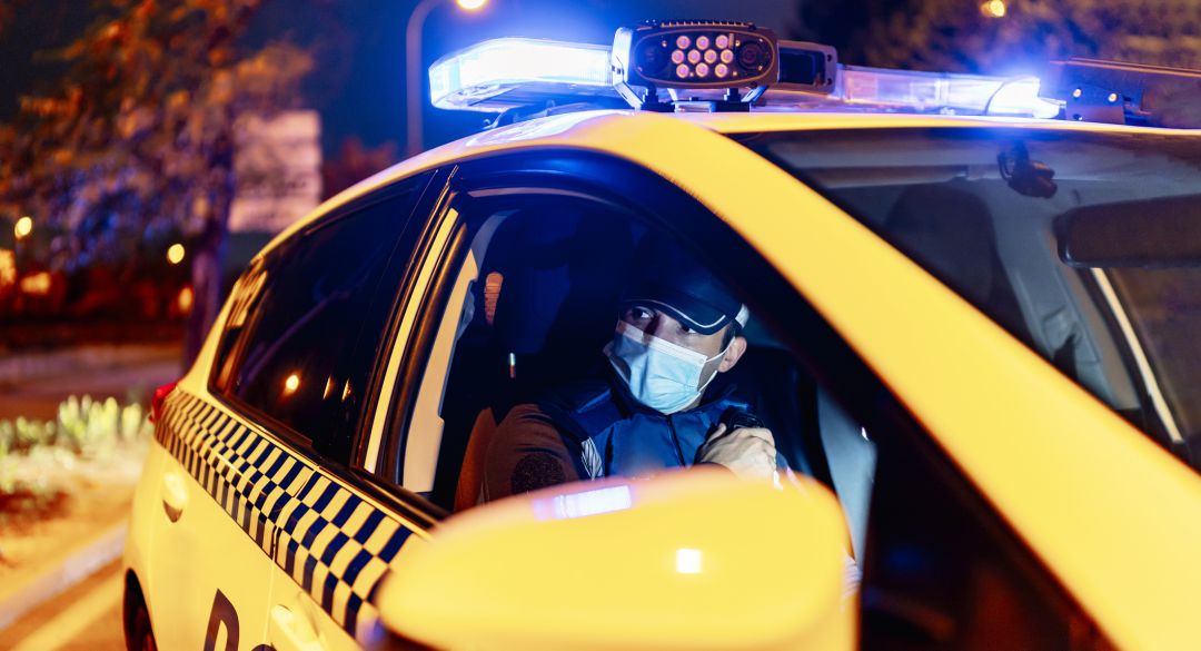 Un vehículo policial durante un control para el cumplimiento de las restricciones establecidas con motivo del Estado de Alarma Un vehículo policial durante un control para el cumplimiento de las restricciones establecidas con motivo del Estado de Alarma