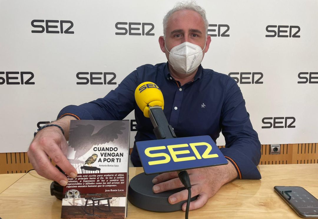 Antonio Botías en los estudios de Radio Murcia con un ejemplar de su primera novela: Cuando vengan a por ti Antonio Botías en los estudios de Radio Murcia con un ejemplar de su primera novela: Cuando vengan a por ti