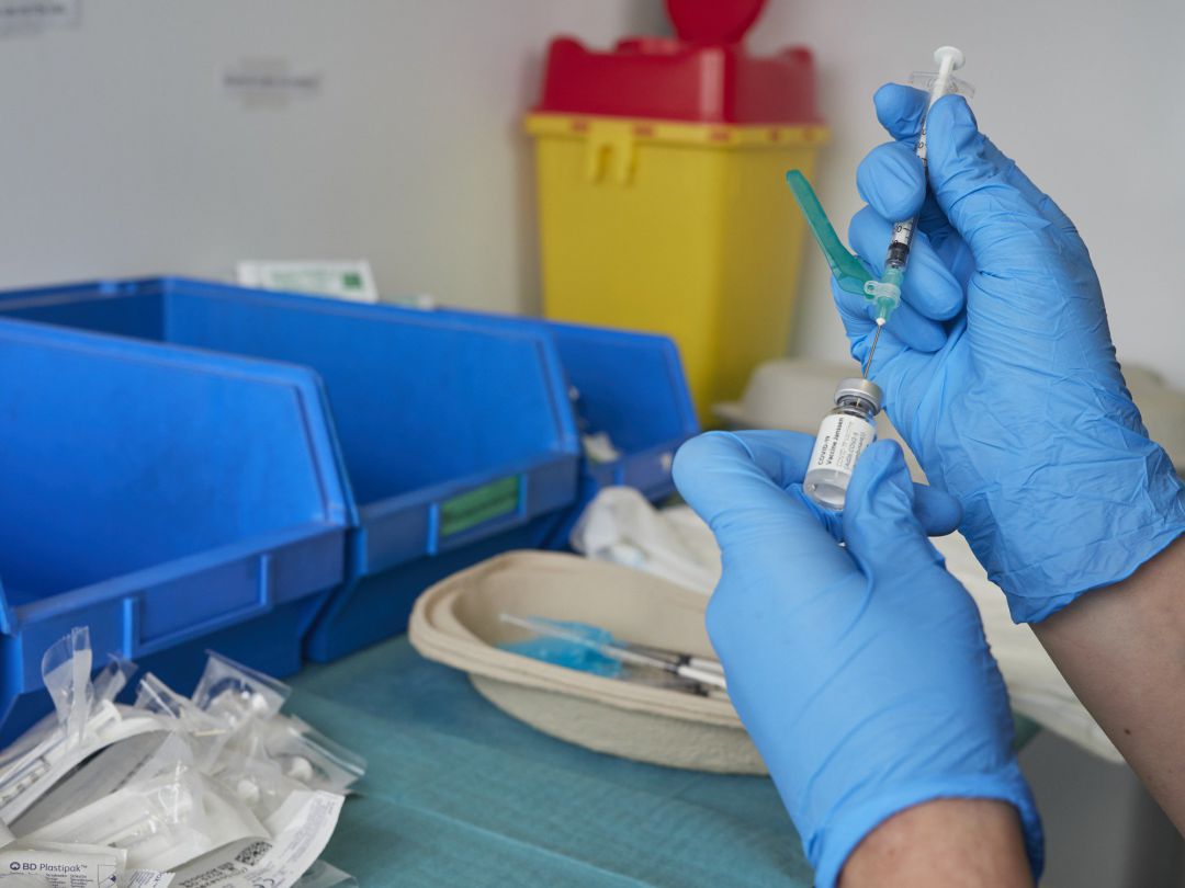 Una profesional sanitaria sostiene un vial con la vacuna de Janssen. Una profesional sanitaria sostiene un vial con la vacuna de Janssen.