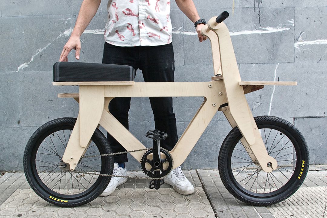 Bicicleta casera hecha con madera totalmente homologada. Bicicleta casera hecha con madera totalmente homologada.