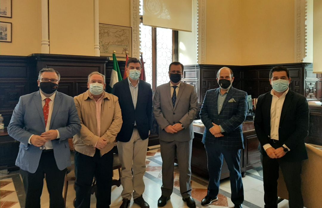 El delegado municipal de Fiestas Mayores, Juan Carlos Cabrera, y el presidente de la Matriz de Almonte, Santiago Padilla -en el centro de la imagen-, tras el encuentro celebrado este lunes El delegado municipal de Fiestas Mayores, Juan Carlos Cabrera, y el presidente de la Matriz de Almonte, Santiago Padilla -en el centro de la imagen-, tras el encuentro celebrado este lunes