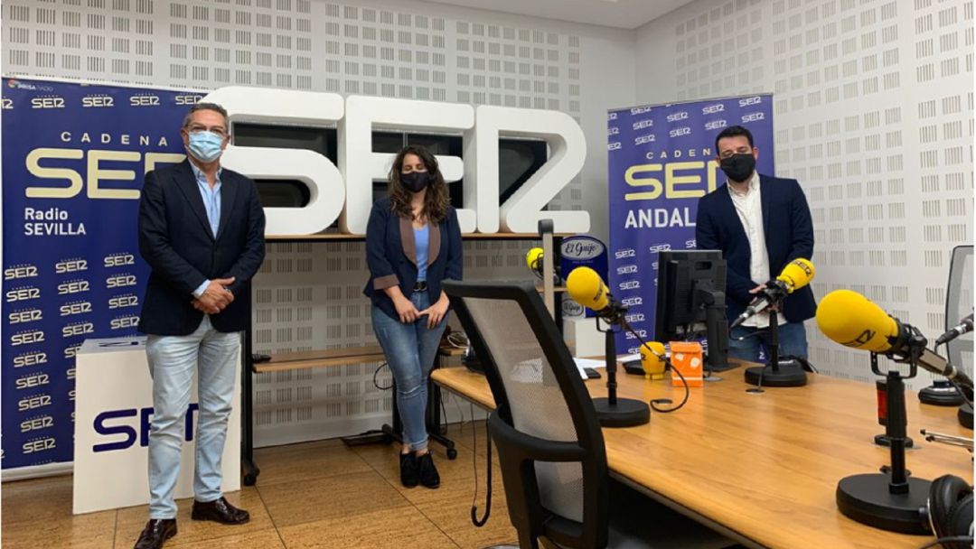 Pedro Matas, director comercial de Autoconsumo Doméstico de QUANTICA Renovables e Isabel María Tenor, responsable de proyectos FV de Autoconsumo Doméstico con Salomón Hachuel Pedro Matas, director comercial de Autoconsumo Doméstico de QUANTICA Renovables e Isabel María Tenor, responsable de proyectos FV de Autoconsumo Doméstico con Salomón Hachuel