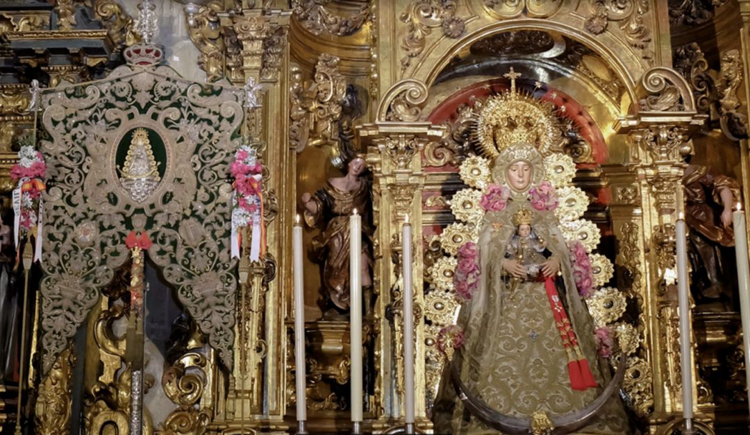 El Simpecado de la Hermandad del Rocío de Sevilla junto a la talla de la Virgen El Simpecado de la Hermandad del Rocío de Sevilla junto a la talla de la Virgen
