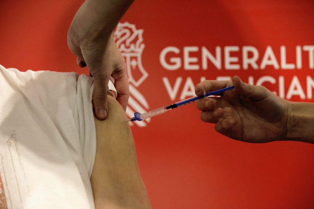 Una sanitaria vacuna a un hombre en el primer día de la vacunación masiva en Alicante Una sanitaria vacuna a un hombre en el primer día de la vacunación masiva en Alicante