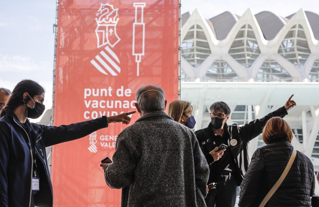 Varias personas llegan para ser vacunados en la Ciutat de les Arts i les Ciències de València Varias personas llegan para ser vacunados en la Ciutat de les Arts i les Ciències de València