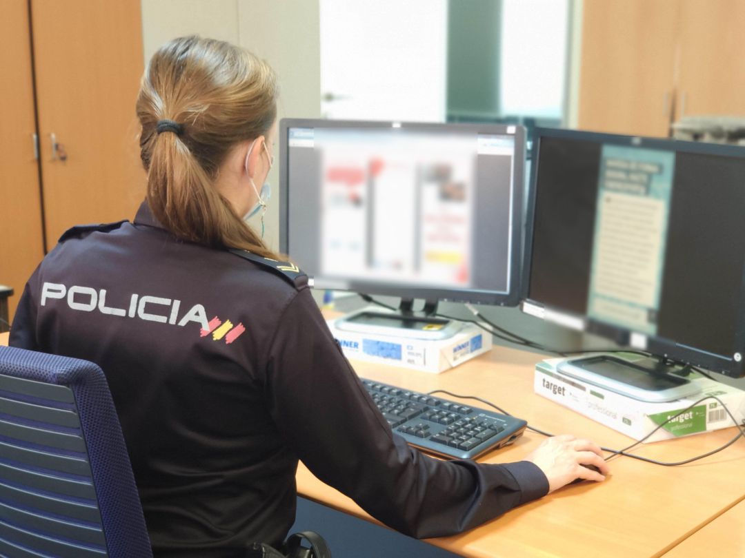 Una policía en su despacho Una policía en su despacho