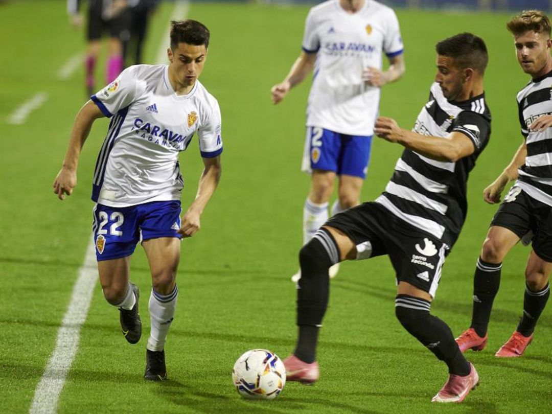 Bermejo intenta dejar atrás a un jugador del Cartagena en La Romareda Bermejo intenta dejar atrás a un jugador del Cartagena en La Romareda