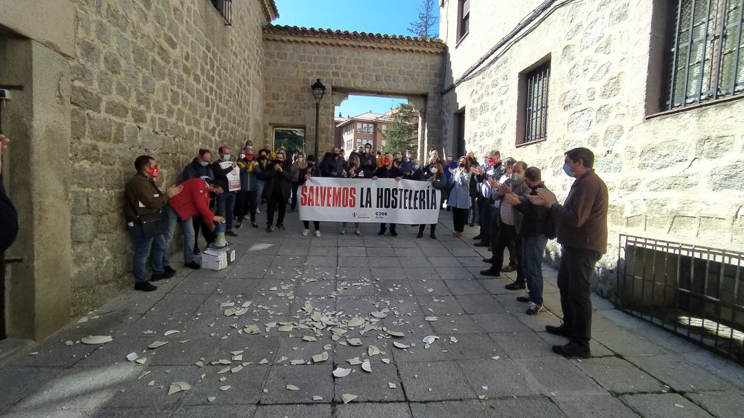 Concentración de los hosteleros ante la Delegación Territorial de la Junta en la mañana del 4 de mayo Concentración de los hosteleros ante la Delegación Territorial de la Junta en la mañana del 4 de mayo