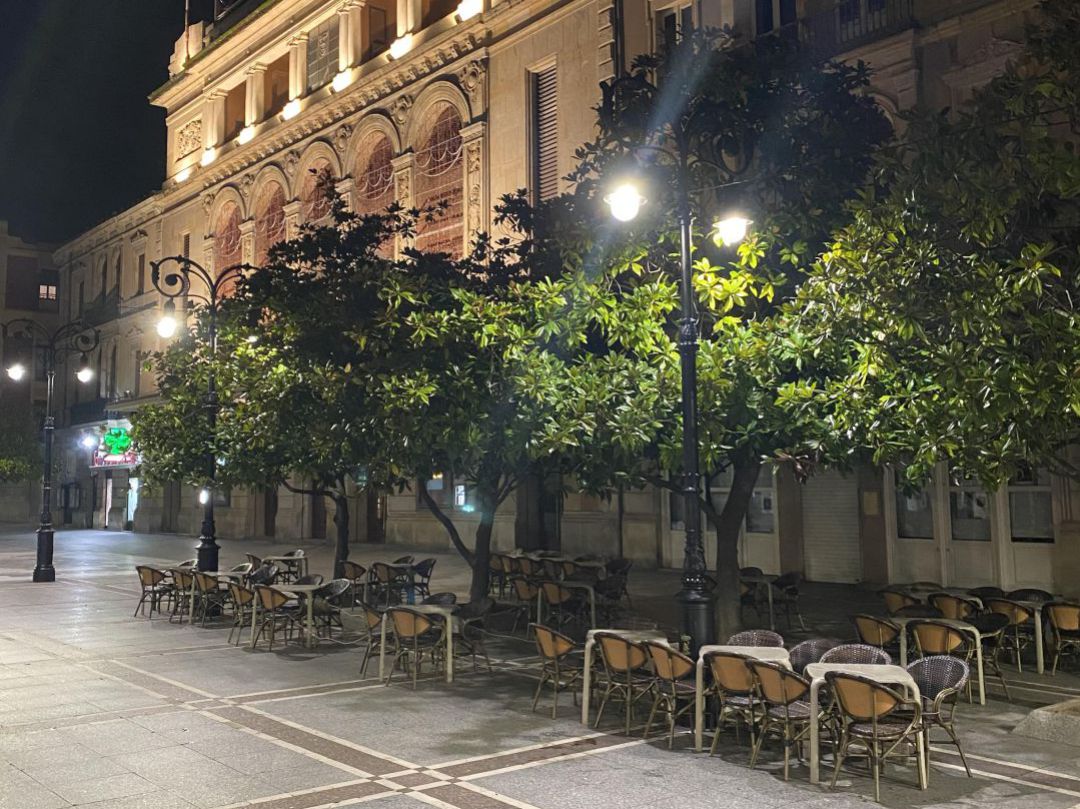 Los bares y restaurantes amplían sus horarios y recuperan el límite del pasado verano. Los bares y restaurantes amplían sus horarios y recuperan el límite del pasado verano.