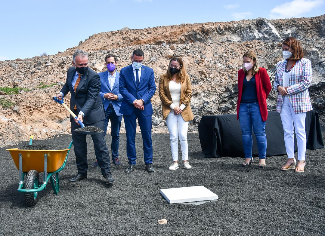 El presidente del Gobierno de Canarias, Ángel Víctor Torres, colocando la primera piedra de la residencia. El presidente del Gobierno de Canarias, Ángel Víctor Torres, colocando la primera piedra de la residencia.