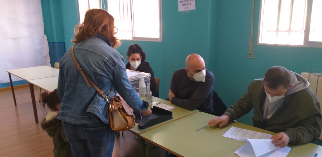 Una vecina vota en un colegio electoral de Fuenlabrada Una vecina vota en un colegio electoral de Fuenlabrada