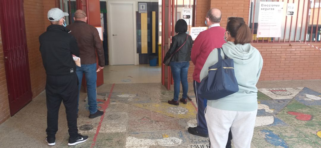 En los colegios electorales, filas para votar, pero guardando la distancia de seguridad. En los colegios electorales, filas para votar, pero guardando la distancia de seguridad.