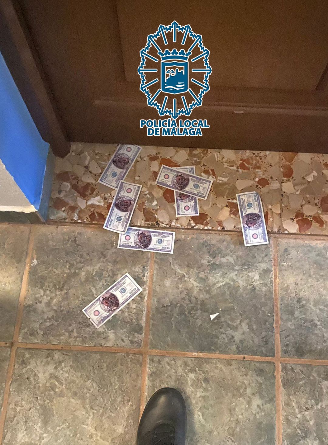 Billetes falsos que los arrestados echaron por debajo de la puerta ante los policias locales Billetes falsos que los arrestados echaron por debajo de la puerta ante los policias locales