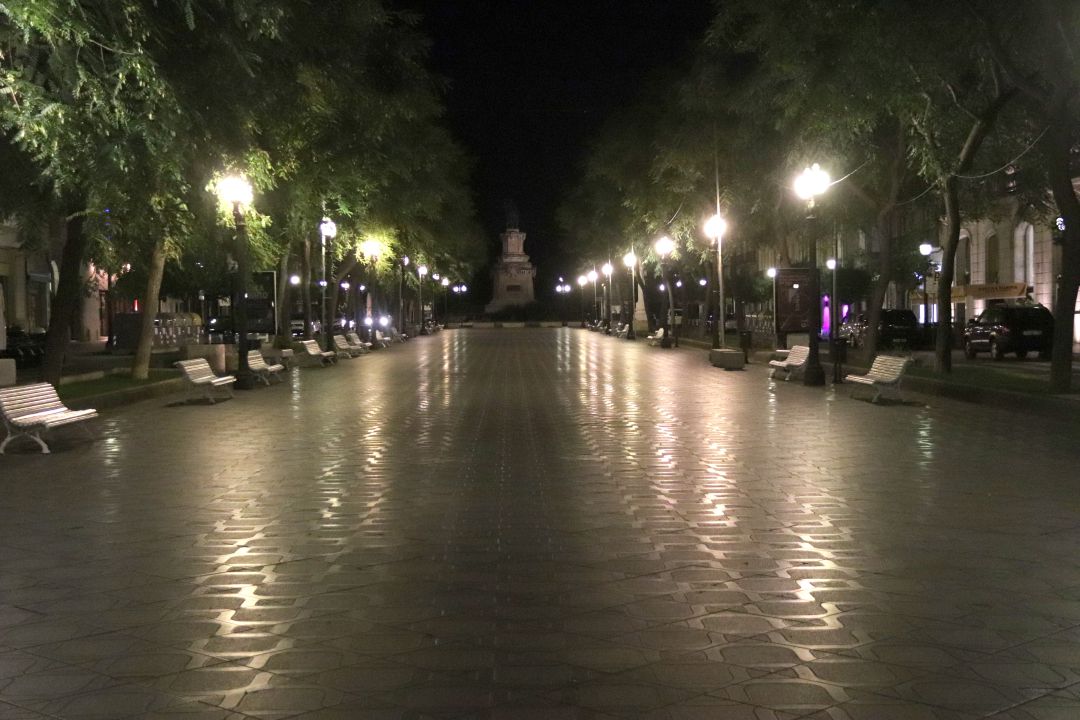 La Rambla Nova de Tarragona vacía poco después de las 10 de la noche tras el toque de queda La Rambla Nova de Tarragona vacía poco después de las 10 de la noche tras el toque de queda