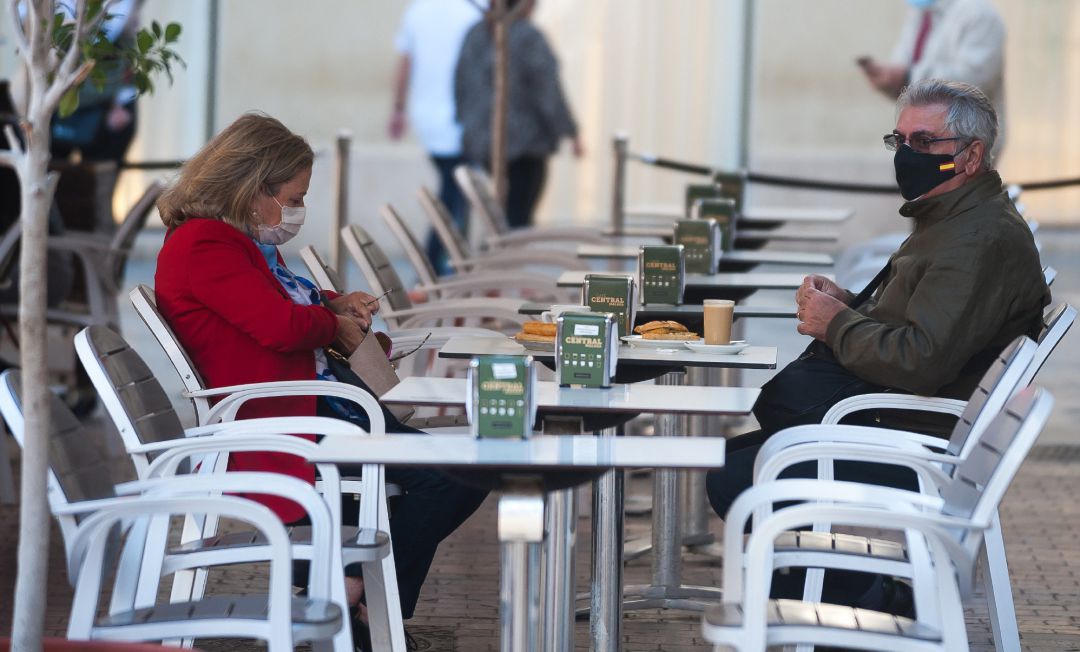 Archivo - Consumidores de terrazas, bares y cafeterías de Málaga portan sus mascarillas. Archivo - Consumidores de terrazas, bares y cafeterías de Málaga portan sus mascarillas.
