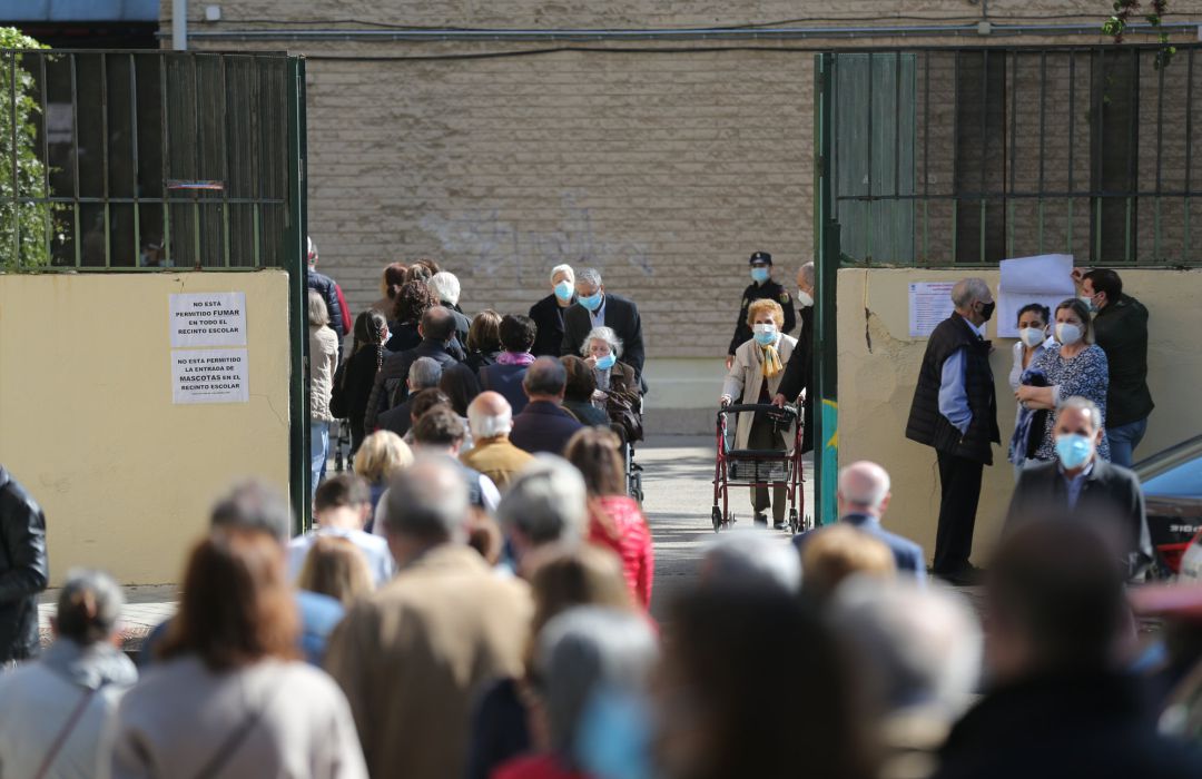Decenas de personas hacen cola para votar en el Colegio Joaquín Turina de Arturo Soria, a 4 de mayo de 2021, en Madrid (España). Decenas de personas hacen cola para votar en el Colegio Joaquín Turina de Arturo Soria, a 4 de mayo de 2021, en Madrid (España).
