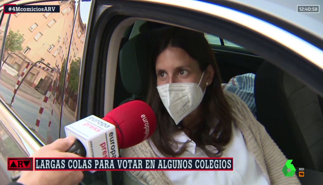 Una mujer rompe aguas frente al Colegio electoral y no se va al hospital hasta que ejerce su derecho a voto. Una mujer rompe aguas frente al Colegio electoral y no se va al hospital hasta que ejerce su derecho a voto.