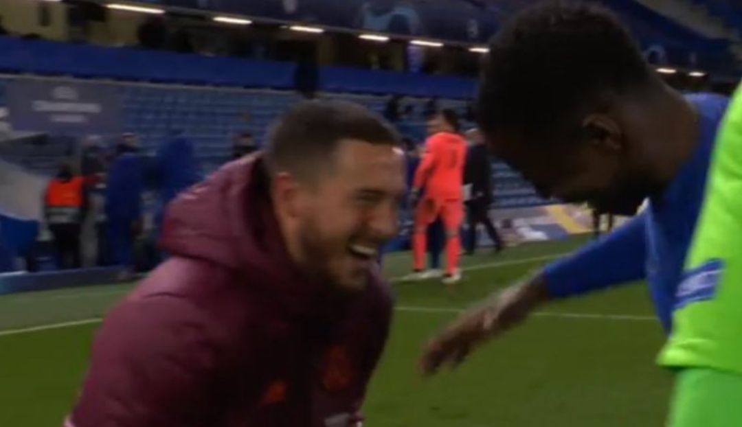 Hazard saluda a sus excompañeros tras el partido. Hazard saluda a sus excompañeros tras el partido.