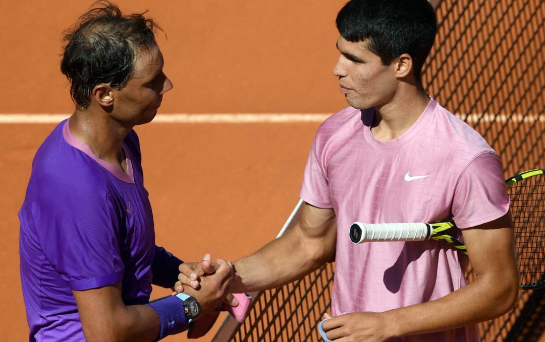 Rafa Nadal y Carlos Alcaraz, tras su duelo en el Mutua Madrid Open. Rafa Nadal y Carlos Alcaraz, tras su duelo en el Mutua Madrid Open.